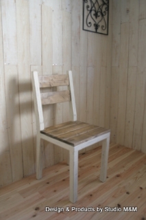 シンプルな背もたれのあるシャビ−な椅子(TYPE-S)